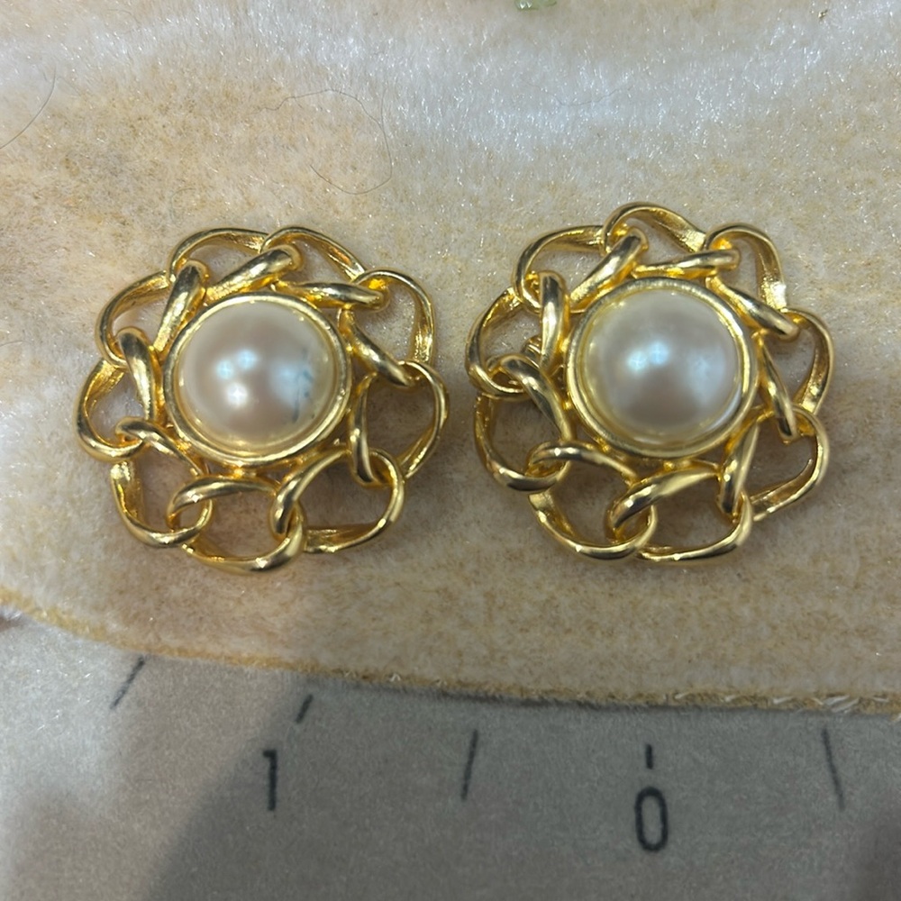 Vintage clip on jewelry
Little smudge but other wise perfect condition